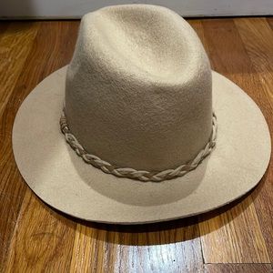 Tan hat